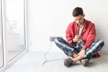 Cep telefonuyla evde genç