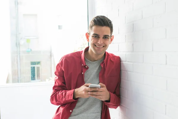 Joven Con Teléfono Móvil Apoyado Pared — Foto de Stock