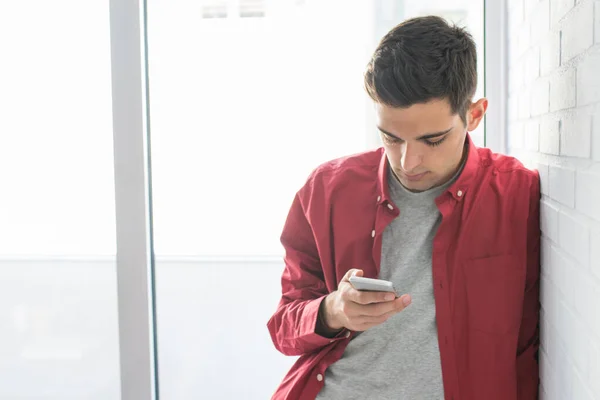 Jeune Homme Avec Téléphone Portable Soutenu Sur Mur — Photo