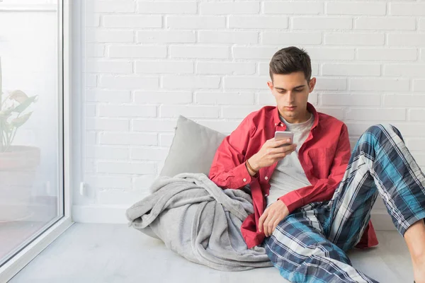 Comfortabele Man Thuis Met Mobiele Telefoon — Stockfoto