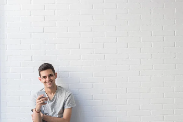 Jonge Man Met Mobiele Telefoon Witte Baksteen Achtergrond — Stockfoto