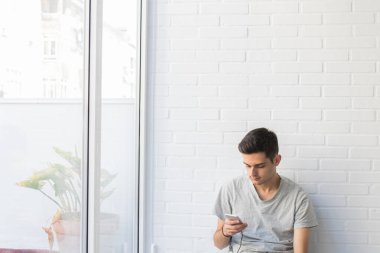 Cep telefonuyla evde genç