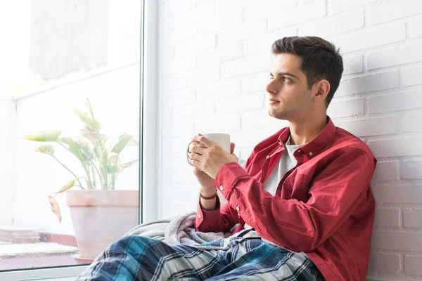 Ung Man Äter Frukost Eller Dricker Kaffe Hemma — Stockfoto