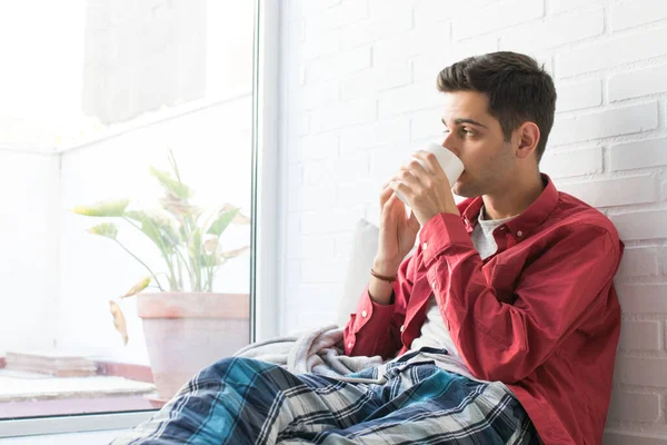 Ung Man Äter Frukost Eller Dricker Kaffe Hemma — Stockfoto