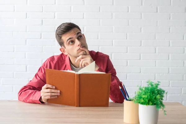 Ung Man Eller Student Med Boken Bordet — Stockfoto