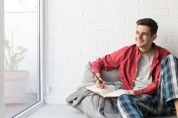 Jovem Com Bloco Notas Livro Casa — Fotografia de Stock