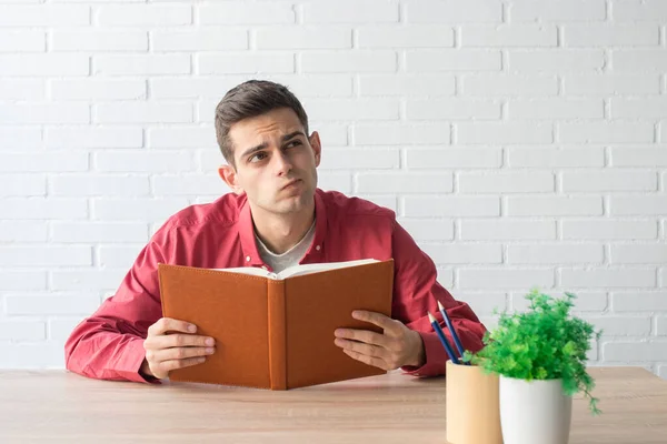 Joven Estudiante Con Libro Sobre Mesa — Foto de Stock