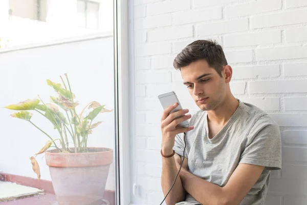 Jeune Homme Adolescent Avec Téléphone Portable Maison — Photo