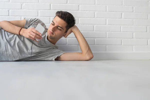 Ung Golvet Hemmet Med Mobiltelefon — Stockfoto