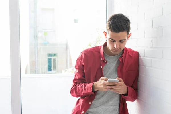 Joven Con Teléfono Móvil Apoyado Pared — Foto de Stock