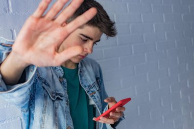 Moda ya da cep telefonlu genç