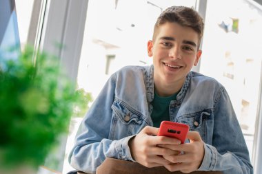 Cep telefonu ve bilgisayarı olan genç ya da genç