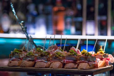 Bask ülkesinin tipik şiş ve tapaları, şişler ve gurme mutfağı