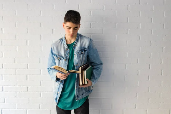Jong Tiener Mode Student Met Boeken Ondersteund Muur — Stockfoto