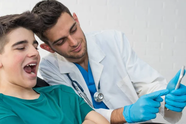 Dentista Mostrando Paciente Celular — Fotografia de Stock