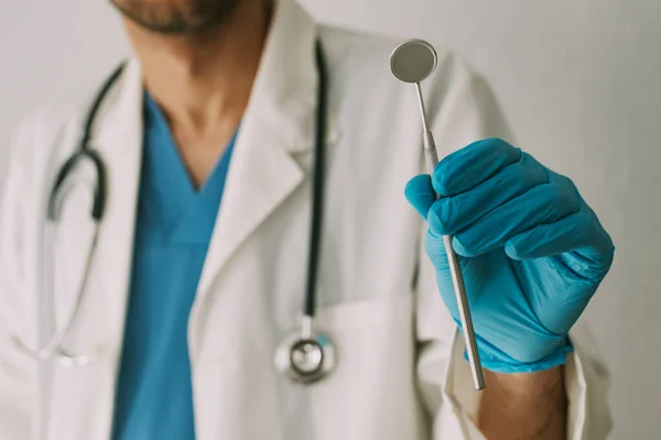 Primer Plano Mano Del Dentista Con Espejo Mano —  Fotos de Stock