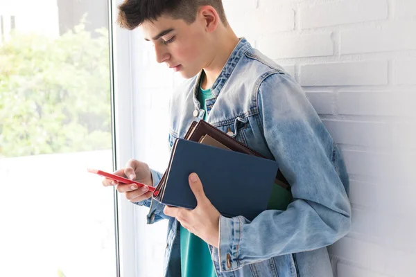 Estudante Com Livros Celular Celular — Fotografia de Stock