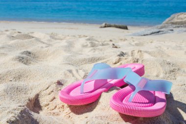 plaj, yaz ve tatil kumsama sandalet