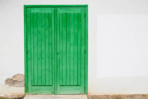 Vieille Porte Verte Bois Sur Mur Blanc — Photo