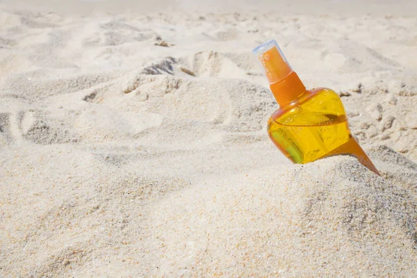 Crema Solare Crema Abbronzante Nella Sabbia Della Spiaggia — Foto Stock