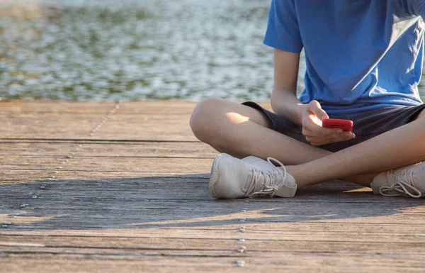 Jonge Man Met Mobiele Telefoon Bij Zonsondergang Buiten — Stockfoto