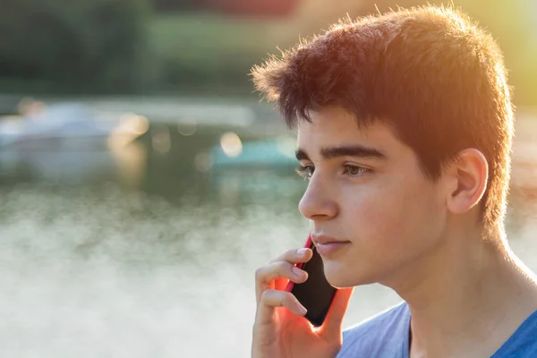 Jonge Jongen Met Outdoor Mobiele Telefoon Bij Zonsondergang — Stockfoto