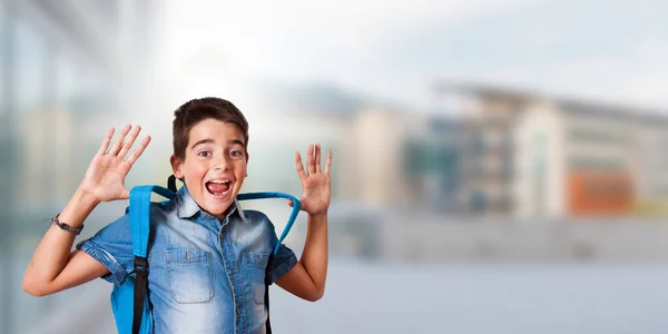 Chlapec Usmívá Batohem Vzadu Škole — Stock fotografie