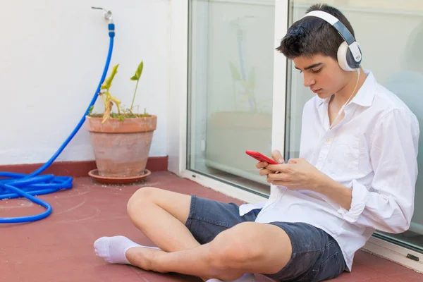 Jeune Avec Téléphone Portable Casque Maison Sur Terrasse — Photo