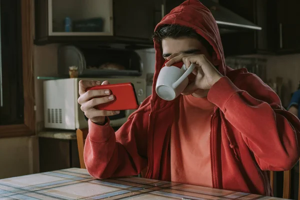 Joven Con Teléfono Taza Café — Foto de Stock