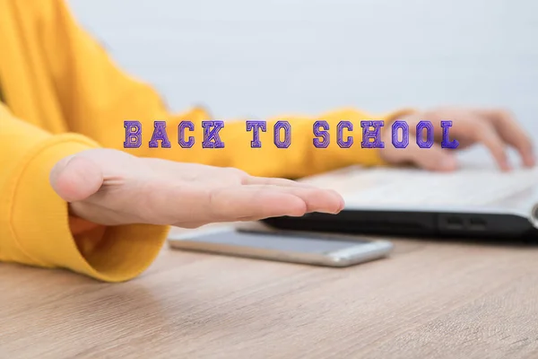 Mão Estudante Com Mensagem Back School — Fotografia de Stock