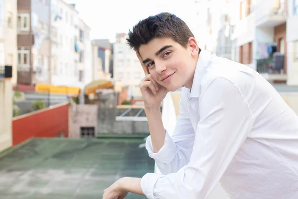 Ritratto Giovane Adolescente Sulla Terrazza Della Città — Foto Stock