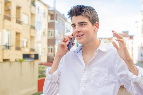 Ung Man Med Mobiltelefon Stadens Gata — Stockfoto