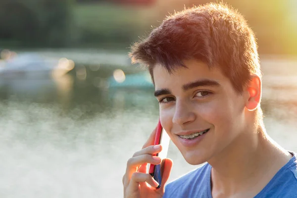Niño Con Teléfono Móvil Aire Libre Atardecer — Foto de Stock
