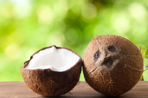 Coco Natural Aberto Com Fundo Verde Fruta Tropical — Fotografia de Stock