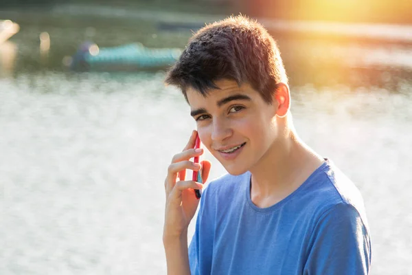 Joven Con Teléfono Móvil Atardecer Aire Libre —  Fotos de Stock