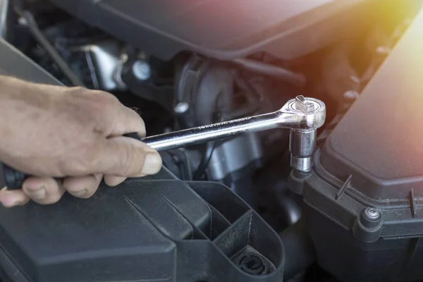 Mecânico Trabalhando Motor Carro Oficina Mecânica — Fotografia de Stock