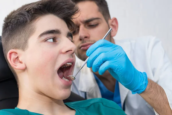 Dentista Checando Boca Paciente Consultório — Fotografia de Stock