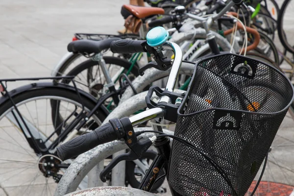 도시에 주차되어 자전거 생태학적 — 스톡 사진