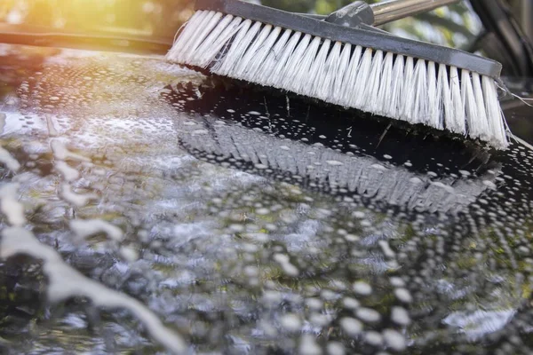 Araba Yıkama Deterjan Sabunla Fırçalama — Stok fotoğraf