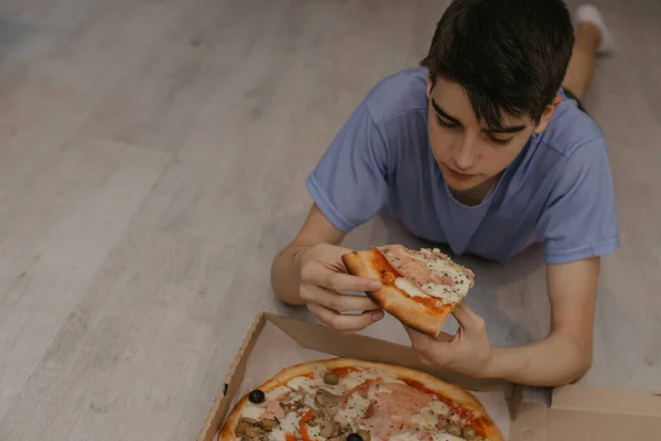 Giovane Che Mangia Pizza Casa Fast Food — Foto Stock