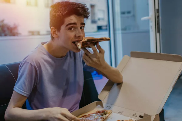 Giovane Che Mangia Pizza Casa Fast Food — Foto Stock