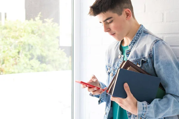 Estudante Com Livros Celular Celular — Fotografia de Stock