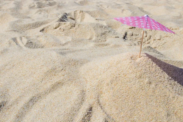 Ombrellone Nella Sabbia Della Spiaggia — Foto Stock