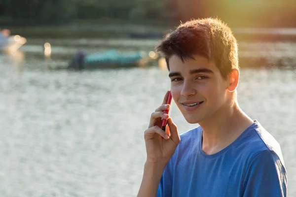 Jovem Com Telefone Celular Pôr Sol Livre — Fotografia de Stock
