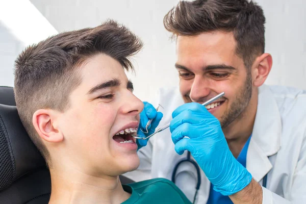 Dentista Clínica Com Paciente — Fotografia de Stock