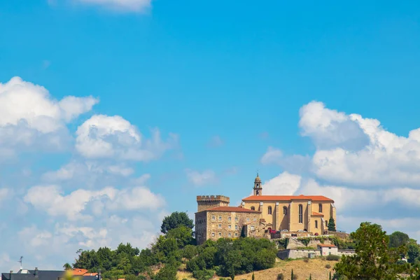 ビンセンテ ピノの記念碑的なセット モンフォルテ レモスで ホメージの塔によって形成 コンドル宮殿とベネディクト会修道院 現在の観光地 — ストック写真