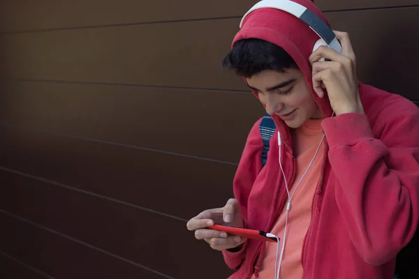 Joven Estudiante Con Teléfono Móvil Auriculares Aire Libre —  Fotos de Stock