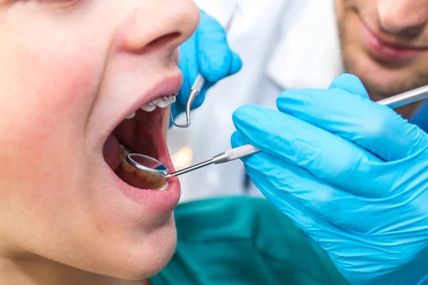 Dentysta Pracujący Ustach Dziecka Lub Nastolatka — Zdjęcie stockowe
