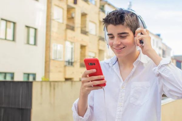 Joven Con Teléfono Móvil Auriculares Calle Ciudad — Foto de Stock