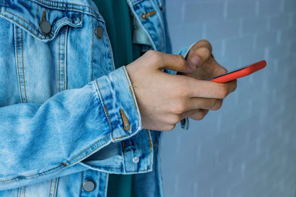 Mão Jovem Com Telefone Móvel — Fotografia de Stock